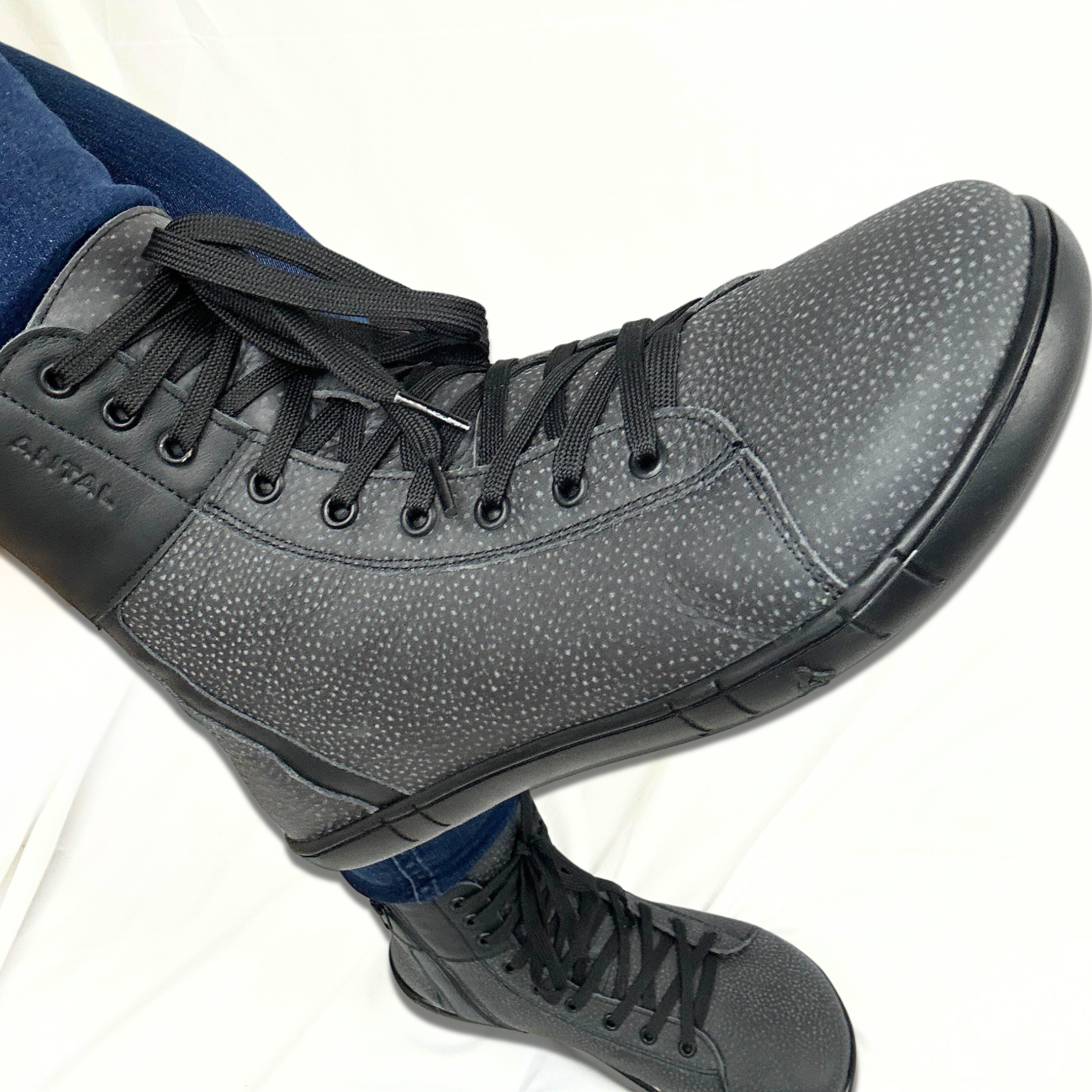 Antal Lanapura Black.